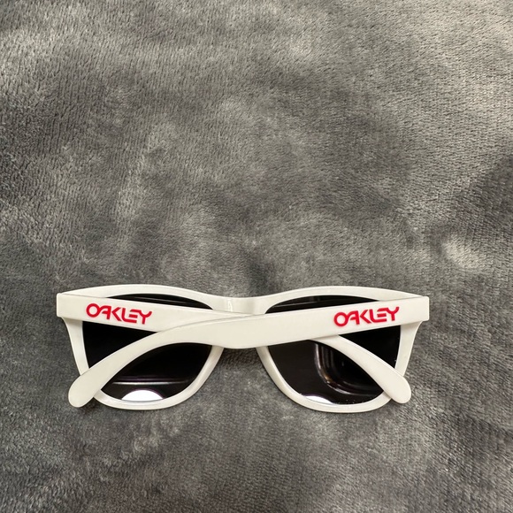 Frogskin Oakley White Sunglasses with Red Lenses - Picture 2 of 6